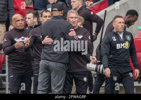 Nigel Pearson, directeur municipal de Bristol, félicite Vincent Kompany, directeur de Burnley, pour la victoire à temps plein lors du match du championnat Sky Bet Bristol City vs Burnley à Ashton Gate, Bristol, Royaume-Uni, 29th avril 2023 (photo de Craig Anthony/News Images) Banque D'Images