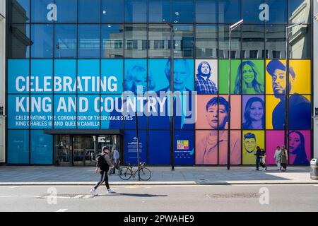 Londres, Royaume-Uni. 29 avril 2023. Les décorations dans les fenêtres de Coutts Bank dans le Strand se poursuivent avant le couronnement du roi Charles III le 6 mai. Credit: Stephen Chung / Alamy Live News Banque D'Images