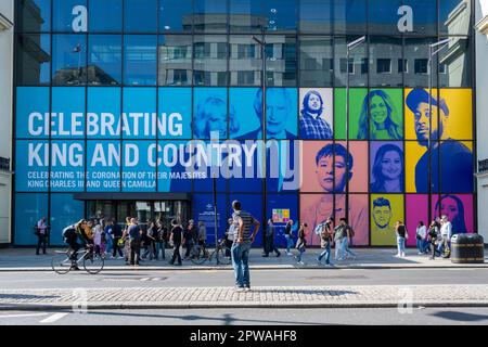 Londres, Royaume-Uni. 29 avril 2023. Les décorations dans les fenêtres de Coutts Bank dans le Strand se poursuivent avant le couronnement du roi Charles III le 6 mai. Credit: Stephen Chung / Alamy Live News Banque D'Images