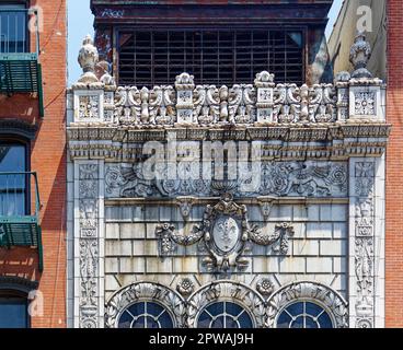 La façade fantaisiste en terre cuite couvrait autrefois le Canal Street Theatre de Loew ; le monument de New York est devenu un magasin d'électronique, semble maintenant abandonné. Banque D'Images