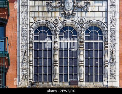 La façade fantaisiste en terre cuite couvrait autrefois le Canal Street Theatre de Loew ; le monument de New York est devenu un magasin d'électronique, semble maintenant abandonné. Banque D'Images