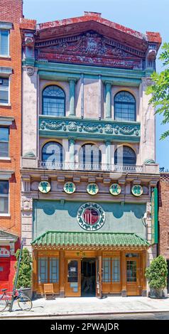 BoE Fok Funeral Services occupe le bâtiment en forme de T sur les rues Canal et Ludlow, construit pour l'Independent Kletzker Brotherly Aid Association. Banque D'Images