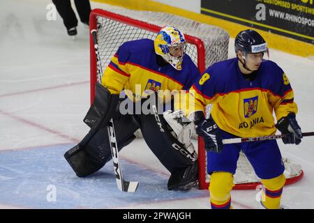 Nottingham, le 29 avril 2023. Patrik POLC, gardien de but, et Pavlo Braysenko jouant pour la Roumanie contre l'Italie lors d'un match dans le championnat du monde de hockey sur glace 2023 de l'IIHF, Division I, Groupe A au Motorpoint Arena, Nottingham. Crédit : Colin Edwards/Alay Live News Banque D'Images