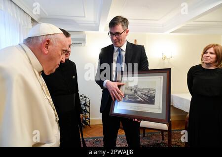 Budapest, Hongrie. 29th avril 2023. Hongrie, 2023/4/29 .Pape François lors d'une rencontre avec Gergely Karácsony maire de Budapest, Hongrie Photographie par Vatican Media /Catholic Press photo . LIMITÉ À UNE UTILISATION ÉDITORIALE - PAS DE MARKETING - PAS DE CAMPAGNES PUBLICITAIRES. Crédit : Agence photo indépendante/Alamy Live News Banque D'Images