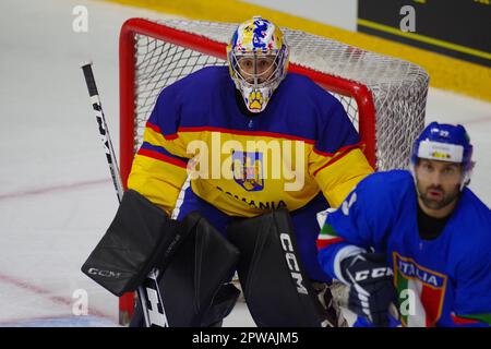 Nottingham, le 29 avril 2023. Patrik POLC jouant dans le but pour la Roumanie contre l'Italie lors d'un match dans le Championnat du monde de hockey sur glace 2023 de l'IIHF, Division I, Groupe A au Motorpoint Arena, Nottingham. Crédit : Colin Edwards/Alay Live News Banque D'Images