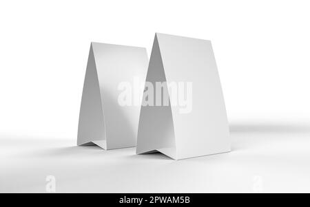 3D rendu Illustration d'une tente de table de brochure blanche, isolée sur un fond blanc avec un espace de copie pour les maquettes. Banque D'Images