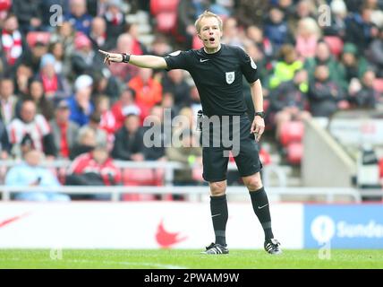 Arbitre Gavin Ward lors du match de championnat Sky Bet entre Sunderland et Watford au stade de Light, Sunderland, le samedi 29th avril 2023. (Photo : Michael Driver | MI News) Credit : MI News & Sport /Alay Live News Banque D'Images