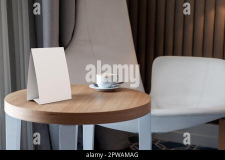 Tente de table vierge sur une table en bois dans un bureau ou un café. 3D rendu de l'illustration Banque D'Images