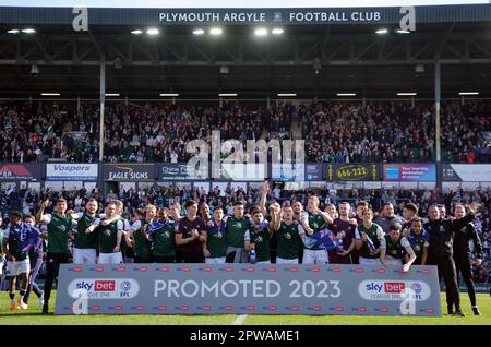 Les joueurs de Plymouth Argyle célèbrent la promotion au championnat après le match de la Sky Bet League One à Home Park, Plymouth. Date de la photo: Samedi 29 avril 2023. Banque D'Images