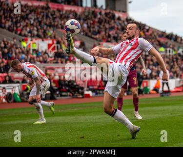 29th avril 2023 ; Bet365 Stadium, Stoke, Staffordshire, Angleterre ; EFL Championship football, Stoke City versus Queens Park Rangers ; Morgan Fox de Stoke City lance le ballon Banque D'Images