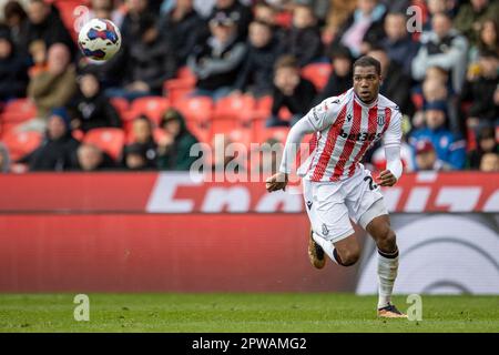 29th avril 2023 ; Bet365 Stadium, Stoke, Staffordshire, Angleterre ; EFL Championship football, Stoke City versus Queens Park Rangers ; Dujon Sterling de Stoke City chase une balle lâche Banque D'Images