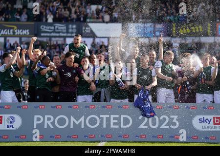 Les joueurs de Plymouth Argyle célèbrent la promotion au championnat après le match de la Sky Bet League One à Home Park, Plymouth. Date de la photo: Samedi 29 avril 2023. Banque D'Images