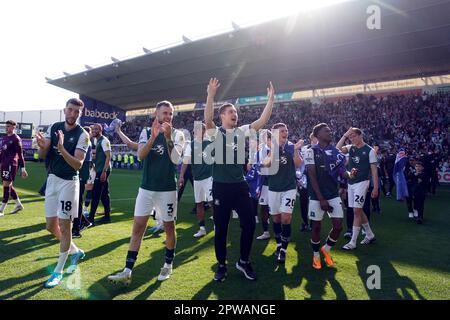 Les joueurs de Plymouth Argyle célèbrent leur promotion de côté au championnat à la suite du match de Sky Bet League One à Home Park, Plymouth. Date de la photo: Samedi 29 avril 2023. Banque D'Images