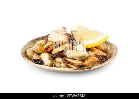 Moules marinées avec une tranche de citron sur fond blanc Banque D'Images