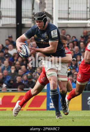 James Ryan de Leinster et Antoine Dupont de Antoine Dupont de Toulouse se battent pour le ballon lors du demi-finale de la coupe des champions européens Heineken au stade Aviva, à Dublin. Date de la photo: Samedi 29 avril 2023. Banque D'Images