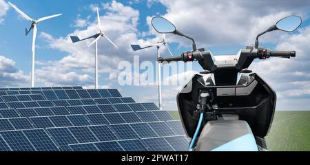 Scooter électrique avec station de charge sur fond de panneaux solaires et d'éoliennes. Photo de haute qualité Banque D'Images