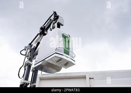 Un camion à ordures soulève la poubelle pour les déchets recyclables. Photo de haute qualité Banque D'Images