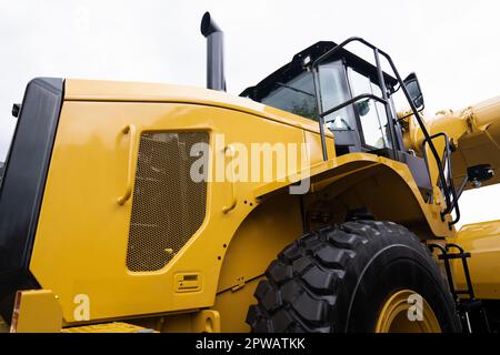 Gros plan du bulldozer jaune au travail. Photo de haute qualité Banque D'Images