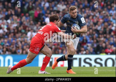 Jordan Larcour de Leinster et Antoine Dupont de Toulouse se battent pour le ballon lors du demi-finale de la coupe des champions européens Heineken au stade Aviva, à Dublin. Date de la photo: Samedi 29 avril 2023. Banque D'Images