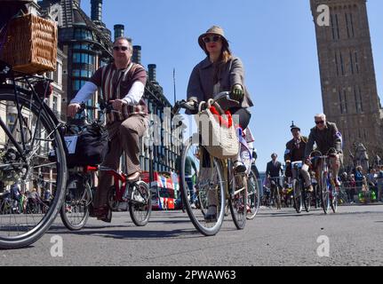 Londres, Angleterre, Royaume-Uni. 29th avril 2023. Les participants à la course Tweed Run, un groupe de cyclistes vêtus de vêtements traditionnels britanniques, particulièrement sur Twitter, passent par la place du Parlement. (Credit image: © Vuk Valcic/ZUMA Press Wire) USAGE ÉDITORIAL SEULEMENT! Non destiné À un usage commercial ! Crédit : ZUMA Press, Inc./Alay Live News Banque D'Images