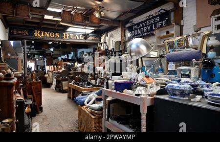 Intérieur du centre de récupération de Gloucester Road avec un vaste mélange d'articles d'époque à la jonque aux antiquités à la curiosités, Bristol, Royaume-Uni Banque D'Images