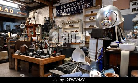 Intérieur du centre de récupération de Gloucester Road avec un vaste mélange d'articles d'époque à la jonque aux antiquités à la curiosités, Bristol, Royaume-Uni Banque D'Images