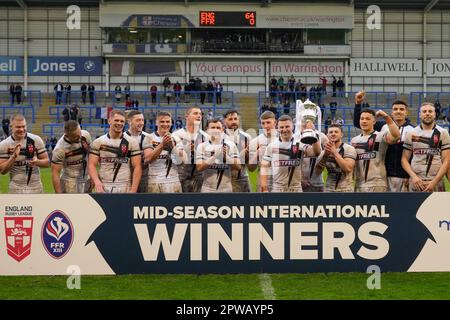 George Williams #6 et capitaine de l'Angleterre lève le trophée après ses côtés victoire 64-0 dans le match international de la moyenne saison Angleterre contre France au stade Halliwell Jones, Warrington, Royaume-Uni, 29th avril 2023 (photo par Steve Flynn/News Images) Banque D'Images