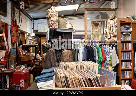 Intérieur du centre de récupération de Gloucester Road avec un vaste mélange d'articles d'époque à la jonque aux antiquités à la curiosités, Bristol, Royaume-Uni Banque D'Images