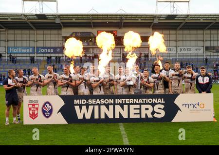 George Williams #6 et capitaine de l'Angleterre lève le trophée après ses côtés victoire 64-0 dans le match international de la moyenne saison Angleterre contre France au stade Halliwell Jones, Warrington, Royaume-Uni, 29th avril 2023 (photo par Steve Flynn/News Images) Banque D'Images