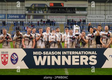 Warrington, Royaume-Uni. 29th avril 2023. George Williams #6 et capitaine de l'Angleterre lève le trophée après sa victoire de ses côtés 64-0 dans le match international de la moyenne saison Angleterre contre la France au Halliwell Jones Stadium, Warrington, Royaume-Uni, 29th avril 2023 (photo de Steve Flynn/News Images) à Warrington, Royaume-Uni le 4/29/2023. (Photo de Steve Flynn/News Images/Sipa USA) crédit: SIPA USA/Alay Live News Banque D'Images