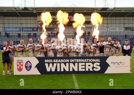 Warrington, Royaume-Uni. 29th avril 2023. George Williams #6 et capitaine de l'Angleterre lève le trophée après sa victoire de ses côtés 64-0 dans le match international de la moyenne saison Angleterre contre la France au Halliwell Jones Stadium, Warrington, Royaume-Uni, 29th avril 2023 (photo de Steve Flynn/News Images) à Warrington, Royaume-Uni le 4/29/2023. (Photo de Steve Flynn/News Images/Sipa USA) crédit: SIPA USA/Alay Live News Banque D'Images