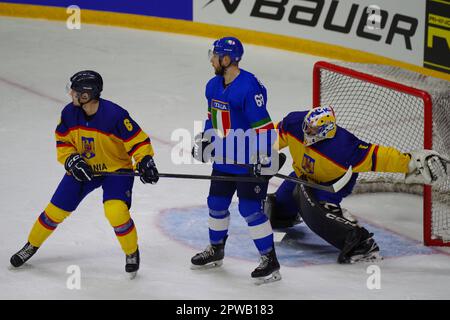 Nottingham, le 29 avril 2023. Huba Bors et Patrik POLC, gardien de but, jouant pour la Roumanie et Michele Marchetti jouant pour l'Italie contre la Roumanie lors d'un match du Championnat du monde de hockey sur glace 2023 de l'IIHF, Division I, Tournoi de groupe A à la Motorpoint Arena, Nottingham. Crédit : Colin Edwards/Alay Live News Banque D'Images