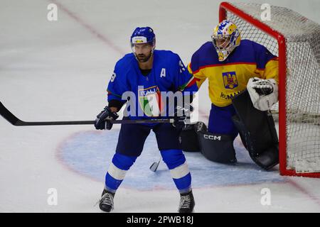 Nottingham, le 29 avril 2023. Alex Petan jouant pour l'Italie contre la Roumanie lors d'un match du Championnat du monde de hockey sur glace 2023 de l'IIHF, Division I, Groupe A au Motorpoint Arena, Nottingham. Le gardien de but est Patrik POLC. Crédit : Colin Edwards/Alay Live News Banque D'Images