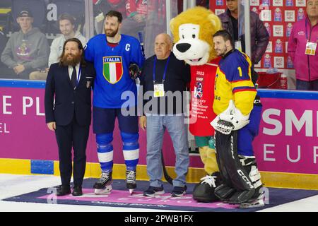 Nottingham, le 29 avril 2023. Thomas Larkin, d'Italie, et Patrik POLC, de Roumanie, se voient remettre leurs meilleurs joueurs après un match du Championnat du monde de hockey sur glace 2023 de l'IIHF, division I, groupe A, au Motorpoint Arena, Nottingham. Crédit : Colin Edwards/Alay Live News Banque D'Images