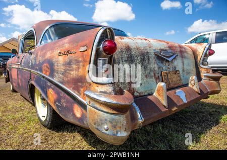 Une voiture Bel Air 1956 de Chevrolet non restaurée et rouillée exposée dans un salon de voitures classique. Banque D'Images