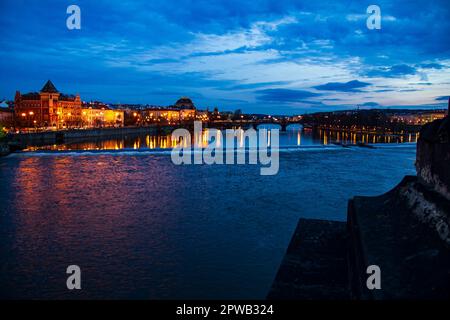 La Vltava et ses environs qui donnent vie à Prague. Banque D'Images