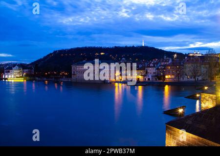 La Vltava et ses environs qui donnent vie à Prague. Banque D'Images