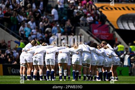 Twickenham, Royaume-Uni. 29th avril 2023. Angleterre V France TikTok Womens 6 nations Stade de Twickenham. Twickenham. Les joueurs d'Angleterre se caucus lors du match de rugby Angleterre V France TikTok Womens 6 nations. Credit: Sport en images/Alamy Live News Banque D'Images