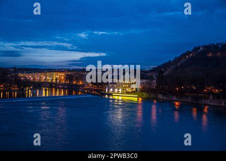 La Vltava et ses environs donnent vie à Prague. Banque D'Images