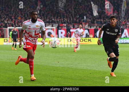 Berlin, Allemagne. 29th avril 2023. Jordan Siebatcheu (45) du 1.FC Union Berlin et Piero Hincapie (3) de Bayer Leverkusen courant pour le ballon pendant le jeu Bundesliga - 1.FC Union Berlin / Bayer Leverkusen - an Der Alten Foersterei. Berlin, Allemagne. (Ryan Sleiman /SPP) (Foto: Sports Press photo/Sports Press photo/C - DÉLAI D'UNE HEURE - ACTIVER FTP UNIQUEMENT SI LES IMAGES DE MOINS D'UNE HEURE - Alay) crédit: SPP Sport Press photo. /Alamy Live News Banque D'Images