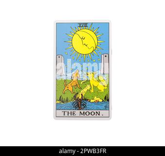 Lodz Pologne 15 avril 2023 la Lune, unique arcana majeure de carte tarot isolée sur fond blanc. Banque D'Images