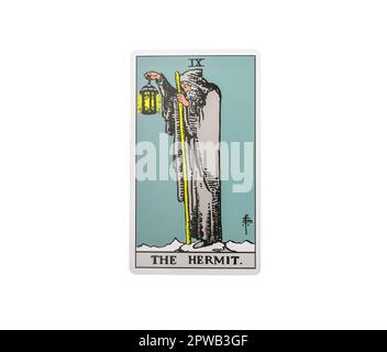 Lodz Pologne 15 avril 2023 Hermit, unique arcana majeure de carte tarot isolée sur fond blanc. Banque D'Images