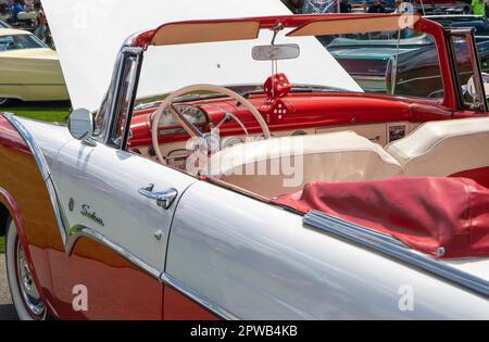 Gros plan d'une voiture cabriolet Sunliner 1955 de Ford exposée dans un salon de voiture classique. Banque D'Images