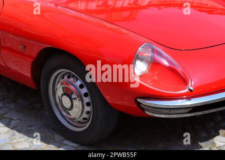 Italie, avril 2023, détail extérieur de la voiture d'époque Alfa Romeo Spider Duetto, exposition publique de voitures classiques Banque D'Images