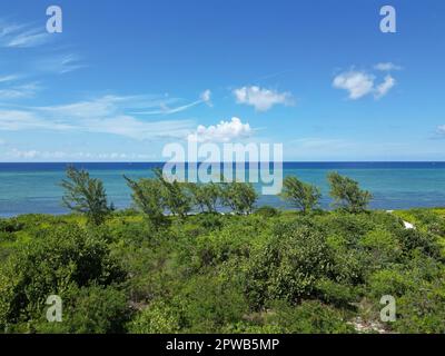 Belle vue aérienne de West Bay Seven Mile Grand Cayman Iles Caïmans dans les Caraïbes avec plage mer turquoise océan et ciel bleu nuages blancs Banque D'Images