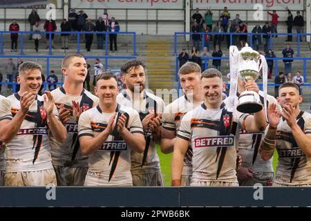 Warrington, Royaume-Uni. 29th avril 2023. Le capitaine d'Angleterre George Williams tient le trophée après la victoire de ses côtés 64-0 dans le match international de la moyenne saison Angleterre contre France au Halliwell Jones Stadium, Warrington, Royaume-Uni, 29th avril 2023 (photo de Steve Flynn/News Images) à Warrington, Royaume-Uni le 4/29/2023. (Photo de Steve Flynn/News Images/Sipa USA) crédit: SIPA USA/Alay Live News Banque D'Images