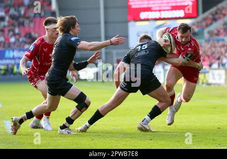 Ryan Conbeer de Scarlets est affronté par Ollie Smith des Glasgow Warriors lors du match de demi-finale de la coupe du défi européen ECPR au parc y Scarlets, Llanelli. Date de la photo: Samedi 29 avril 2023. Banque D'Images