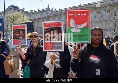 Londres, Royaume-Uni. 29th avril 2023. Les manifestants tiennent des pancartes anti-guerre pendant la manifestation. Des manifestants se sont rassemblés à Whitehall pour appeler à la fin de la guerre au Soudan. Crédit : SOPA Images Limited/Alamy Live News Banque D'Images