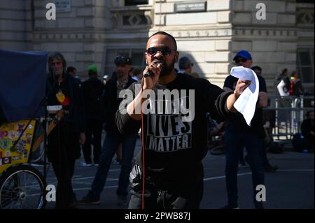 Whitehall, Londres, Royaume-Uni. 29th avril 2023. Black Lives Matter 'BLM' sit-in rallye à Whitehall - les réfugiés bienvenus, contre la loi d'état sur les frontières racistes, la loi anti-démocratique de police, de crime, de sentence et de tribunaux et le projet de loi fasciste d'ordre public. Rejoint par Just Stop Oil. Crédit : voir Li/Picture Capital/Alamy Live News Banque D'Images