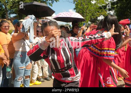 Malaybalay City, Philippines - des groupes ethniques tribaux à Bukidnon se joignent à une danse de rue communautaire pendant le festival Kaamulan. Événement indigène coloré. Banque D'Images